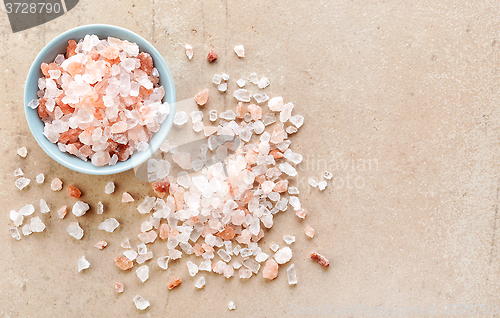 Image of bowl of pink himalayan salt