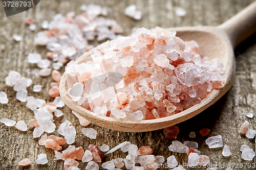 Image of spoon of pink himalayan salt