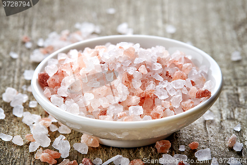 Image of bowl of pink himalayan salt