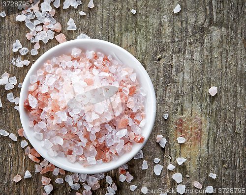 Image of bowl of pink himalayan salt