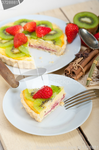 Image of kiwi and strawberry pie tart 