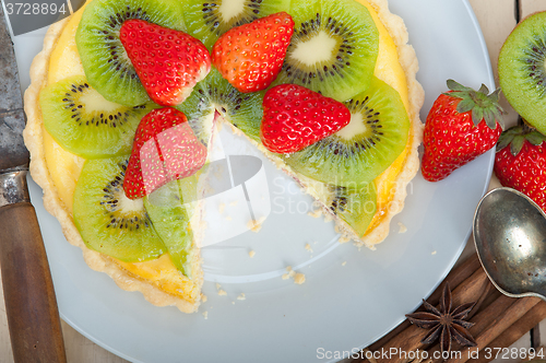 Image of kiwi and strawberry pie tart 