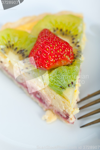Image of kiwi and strawberry pie tart 