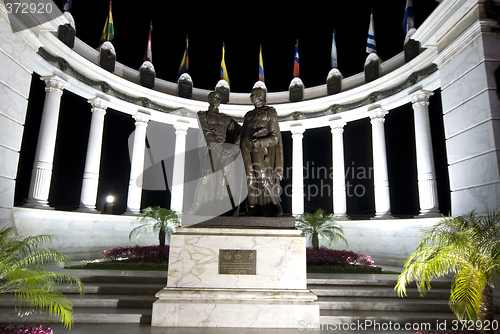 Image of the rotonda at night malecon 2000 guayaquil