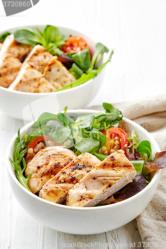 Image of two bowls of salad with chicken