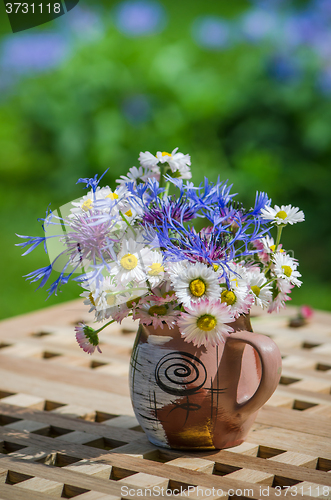 Image of A bouquet of wildflowers in a circle on the table  