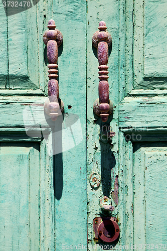 Image of canarias brass  knocker in a green closed 