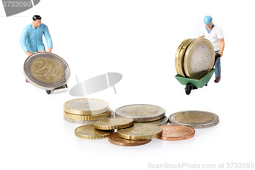 Image of Two Miniature workers drives euro coins