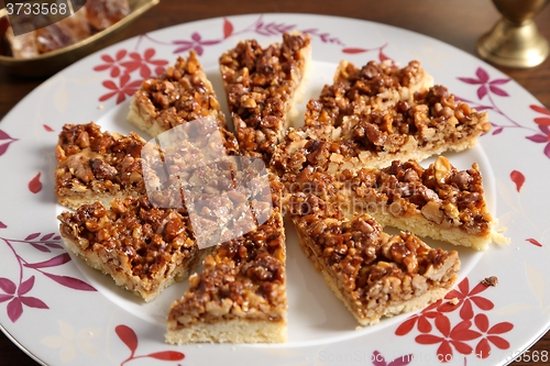 Image of Cake with caramelized walnuts.