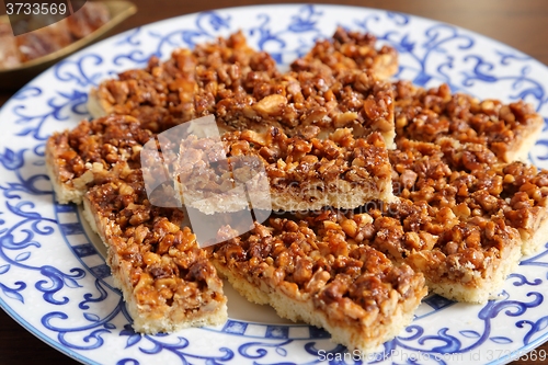 Image of Cake with caramelized walnuts.