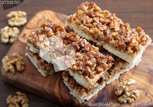 Image of Cake with caramelized walnuts.