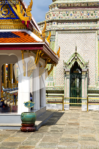 Image of  pavement gold    temple   in   bangkok   of   temple 