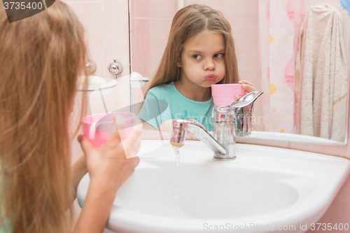 Image of Girl rinse your mouth after brushing