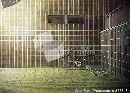 Image of vintage bicycle near the concrete wall