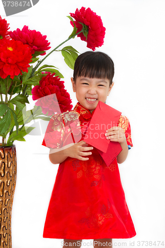 Image of Chinese little girl holding red envelope