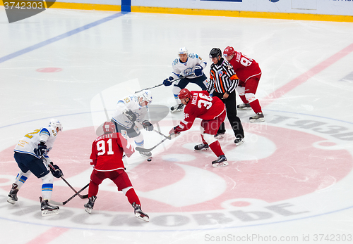 Image of M. St. Pierre (93) and A. Nikulin (36) on face-off