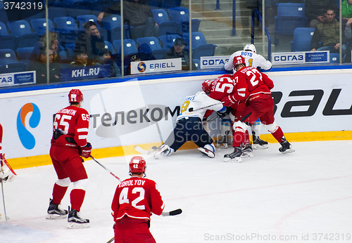 Image of N. Dawes (9) and I. Golovkov (52) fight