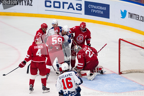 Image of Harry Satery (29) catch the puck