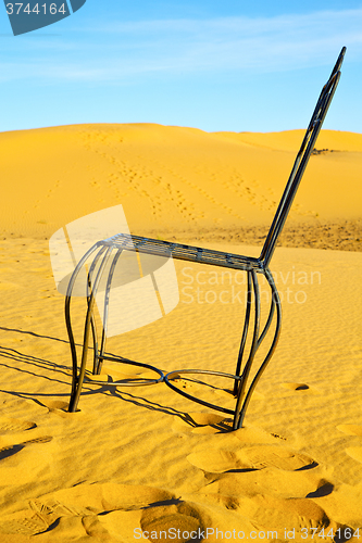 Image of table and seat in desert    yellow sand