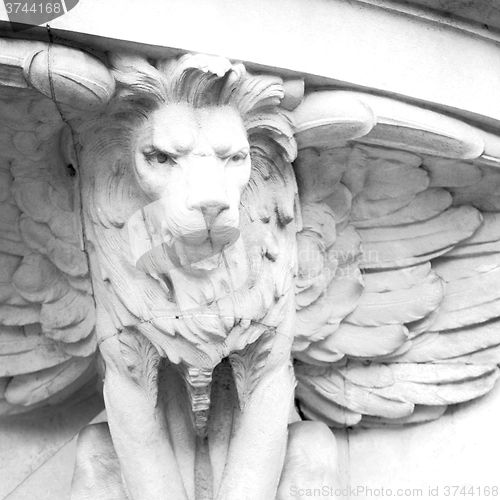 Image of marble and statue in old city of london england