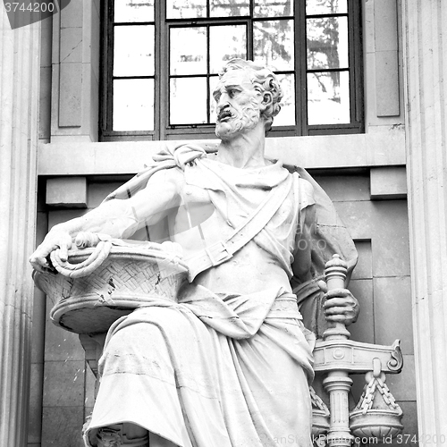 Image of marble and statue in old city of london england