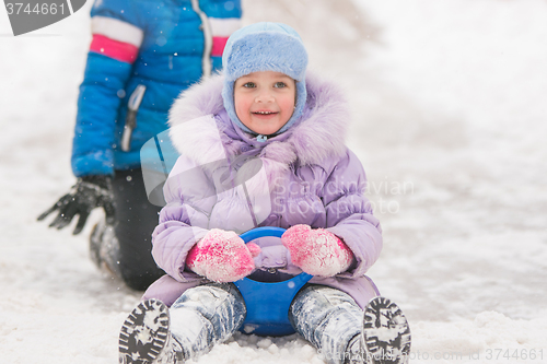 Image of Five-year girl rolled down ice slides looked up