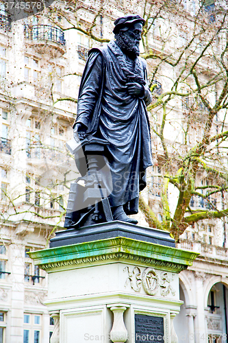 Image of   statue in old city england