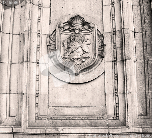 Image of marble and statue in old city of london england