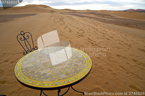 Image of table and seat yellow sand