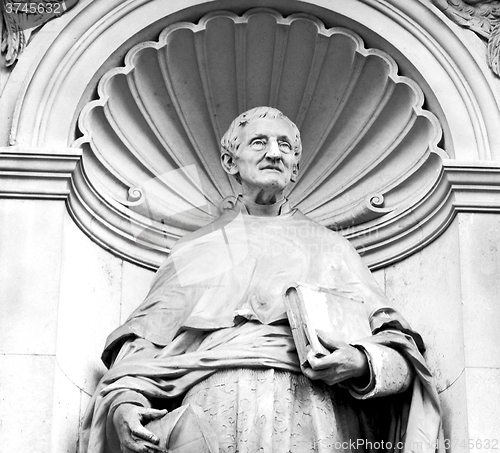 Image of marble and statue in old city of london england