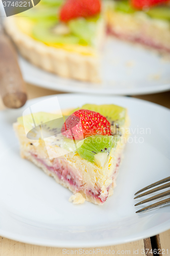 Image of kiwi and strawberry pie tart 