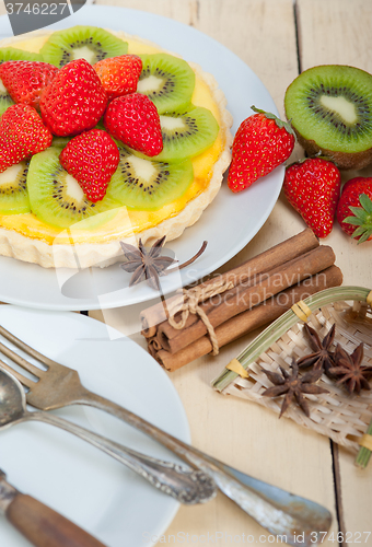 Image of kiwi and strawberry pie tart 