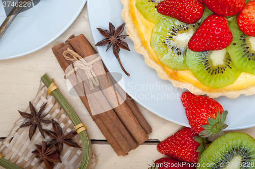 Image of kiwi and strawberry pie tart 