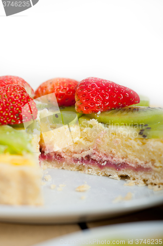 Image of kiwi and strawberry pie tart 