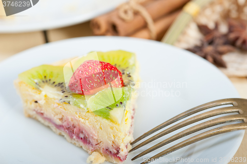 Image of kiwi and strawberry pie tart 