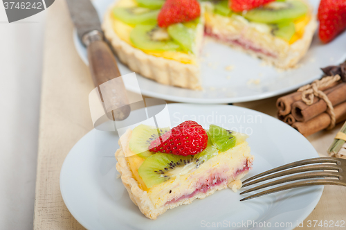 Image of kiwi and strawberry pie tart 