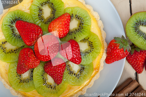 Image of kiwi and strawberry pie tart 