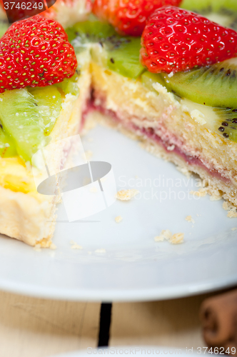 Image of kiwi and strawberry pie tart 