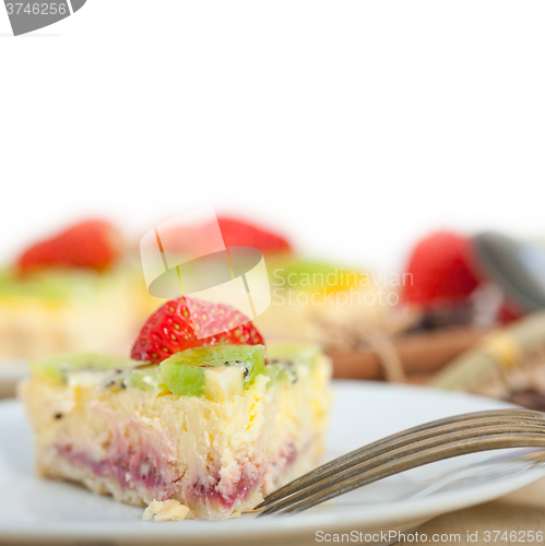 Image of kiwi and strawberry pie tart 