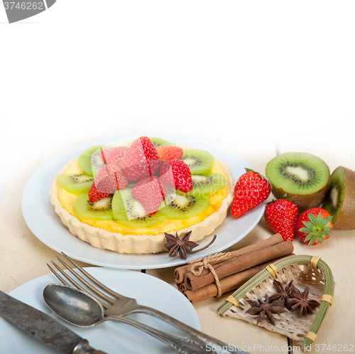 Image of kiwi and strawberry pie tart 