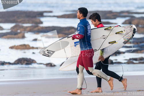 Image of O\'neill Massin (PYF) in blue and Mateia Hiquily (PYF) in red