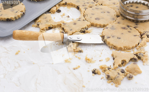 Image of Cutting cookie dough and lifting with a palette knife