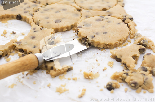 Image of Palette knife lifting cookies from kitchen worktop