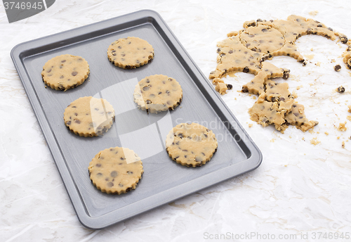 Image of Six chocolate chip cookies on a baking tray