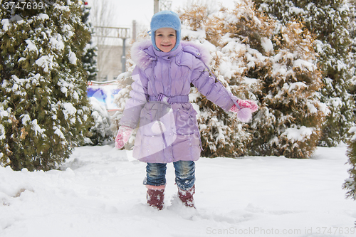 Image of Joyful five years girl goes on snowdrifts