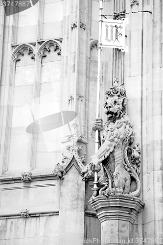 Image of marble and statue in old city of london england