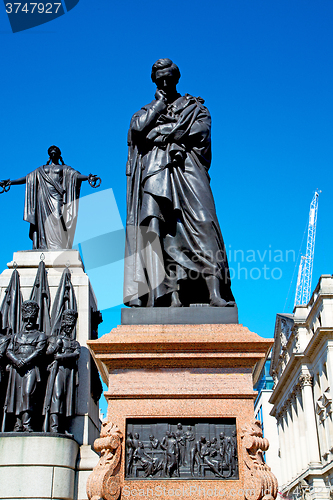 Image of marble and statue in old city of london england