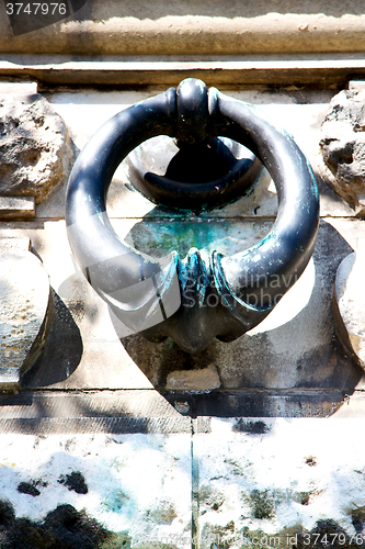 Image of blue   handle in london antique concrete  