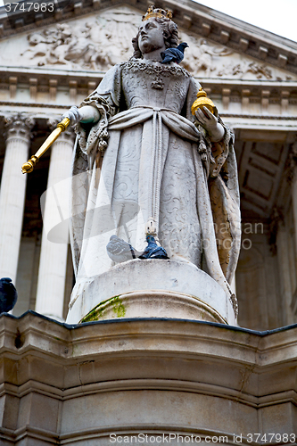 Image of marble and statue in old city   london england
