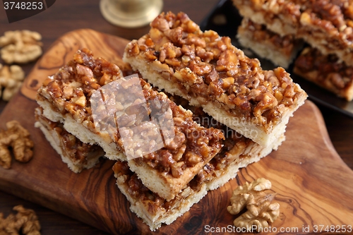 Image of Cake with caramelized walnuts.